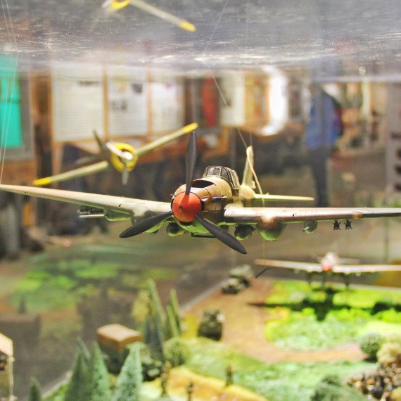 Модель авиамодели в военном музее, посещенная любителями истории и авиации