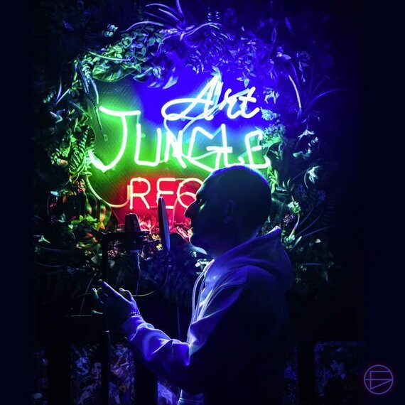 Запись музыки в студии Art Jungle, освещенной неоновыми огнями на фоне зелени. Фото 6