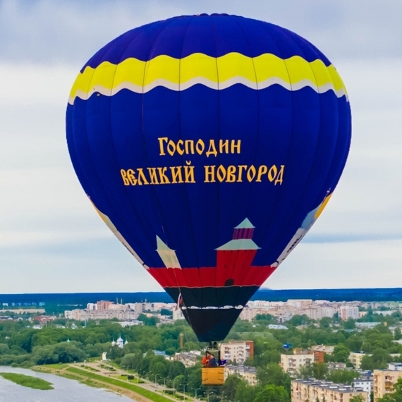 Воздушный шар с надписью «Господин Великий Новгород» над городом в ясный день Воздушный шар с надписью «Господин Великий Новгород» над городом в ясный день