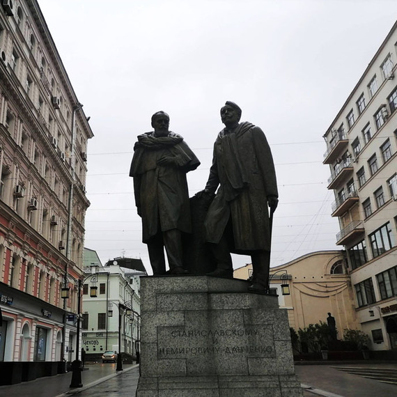 Скульптуры двух исторических деятелей на улице в центре города в пасмурный день. Фото 7