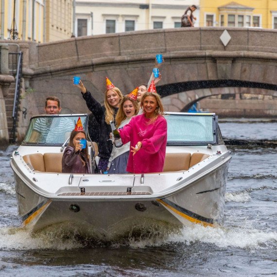 Группа людей на лодке празднует на канале в Санкт-Петербурге в дождливый день. Фото 11