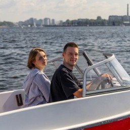Прогулка на катере Шустрый без капитана за штурвалом