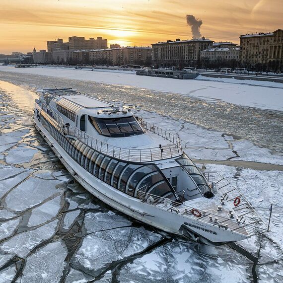 Красивый теплоход на замерзшей реке в Москве во время зимнего заката. Фото 11