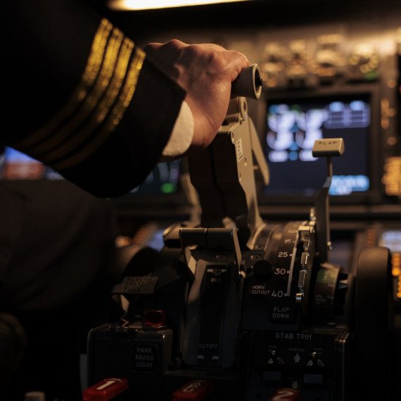 Капитан управляет самолетом в кабине во время полета Капитан управляет самолетом в кабине во время полета