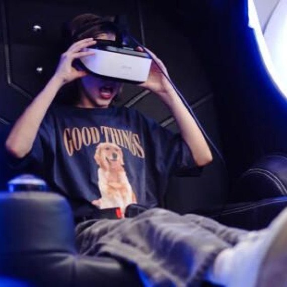 Молодой человек играет в виртуальной реальности в игровом центре возле ночного клуба Молодой человек играет в виртуальной реальности в игровом центре возле ночного клуба