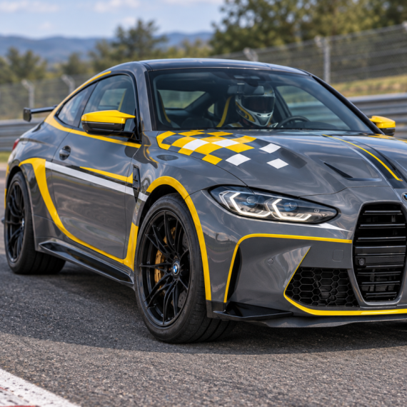 Заезд на спорткаре BMW M4 G82 на гоночном треке