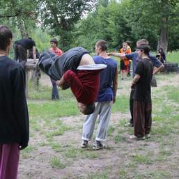 Тренировки по уличной акробатике