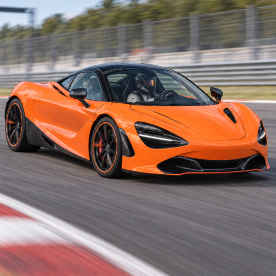 Заезд на спорткаре McLaren 720S на гоночном треке