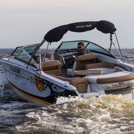 Прогулка на катере Король вечеринок - изображение 1