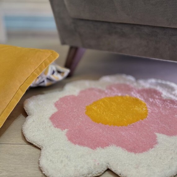 Увидеть необычный ковер в форме яичницы на скамейке в зеленом парке в солнечный день. Главное фото