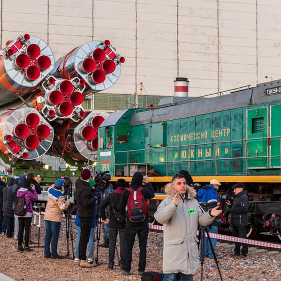 Наблюдение за доставкой ракеты к стартовой площадке на космодроме в начале зимы. Фото 31