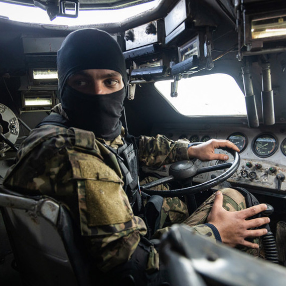 Механик в военной машине во время выполнения боевой задачи на востоке Украины. Фото 22