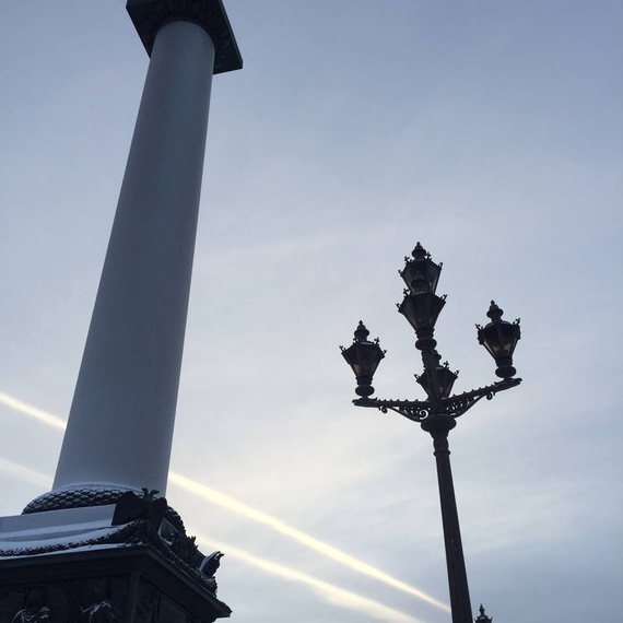 Памятник и фонарь на фоне зимнего неба в центре города. Фото 9