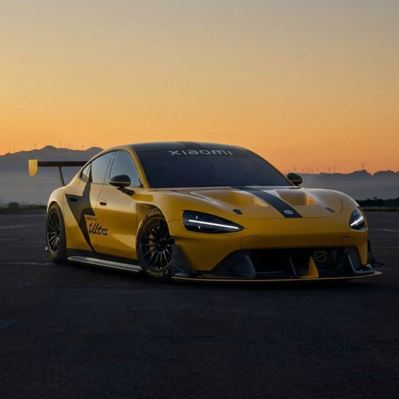 Желтая гоночная машина на трассе во время заката. Главное фото