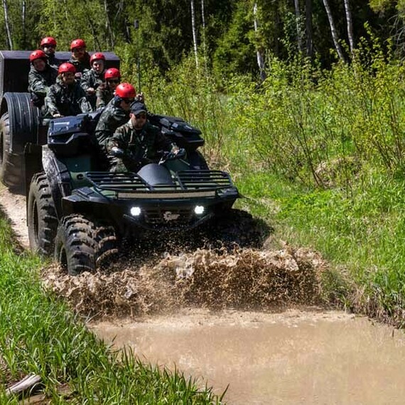 Вездеход с военными проходит через грязной участок дороги в лесу весной. Фото 6