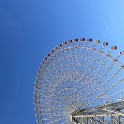 Аттракцион колесо обозрения Солнце Москвы