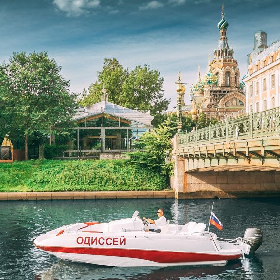 На реке по водам Санкт-Петербурга на моторной лодке со скоростью и стилем. Фото 10