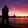 Влюбленная пара наслаждается закатом на набережной реки, Санкт-Петербург - превью 1