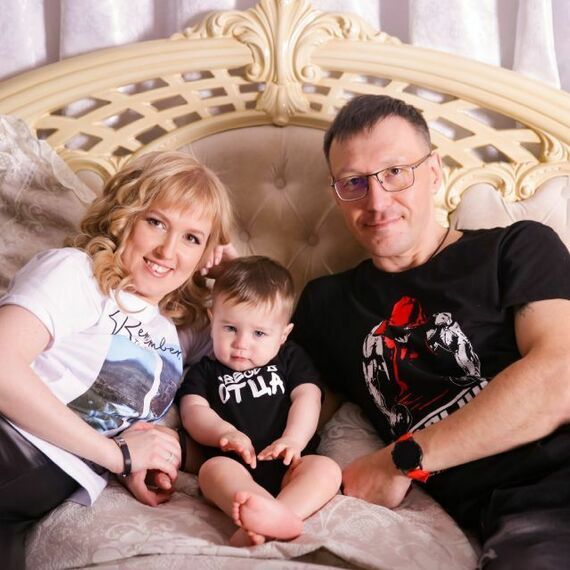 Счастливая семья с малышом на диване в уютной квартире, расслабляющий момент в домашней атмосфере. Фото 9