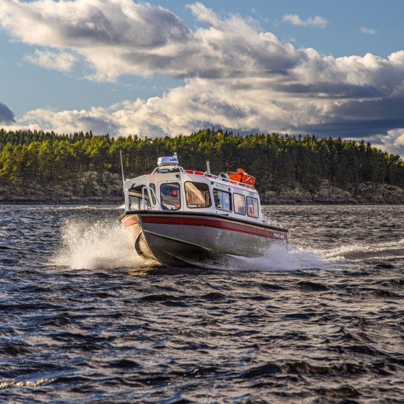 Корабль движется по водам реки в солнечный день с облаками. Главное фото