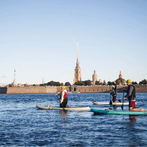 Групповая прогулка на паддлбордах по реке Неве в Санкт-Петербурге осенью. Фото 6