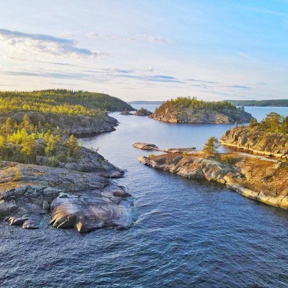 Красивая природа прибрежных скал и зелёных островов на закате. Главное фото