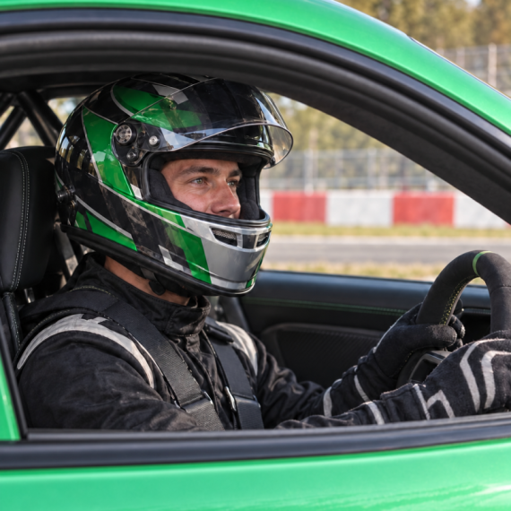 Заезд на спорткаре Porsche Cayman GT4 на гоночном треке