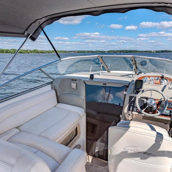 На лодке по озеру в ясный день без облаков