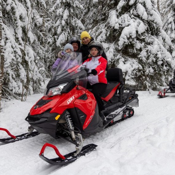 Снежные приключения на снегоходах в зимнем лесу с друзьями