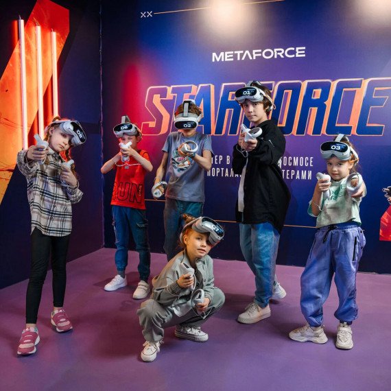 Группа детей в виртуальной реальности на мероприятии Metaforce в современном центре развлечений. Фото 5