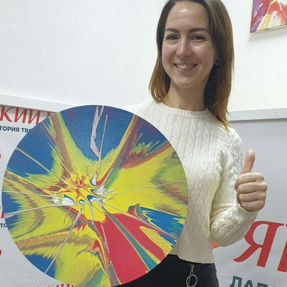 Молодая женщина демонстрирует яркую абстрактную картину на выставке в художественной галерее. Фото 8