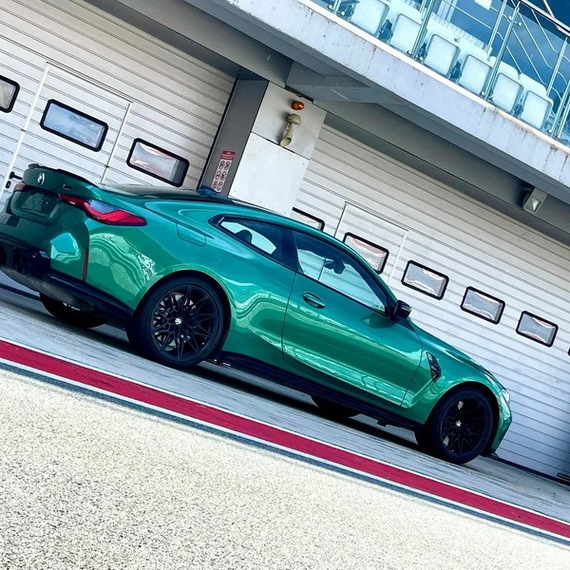 Ярко-зеленый спортивный автомобиль на автодроме во время тестирования. Фото 7