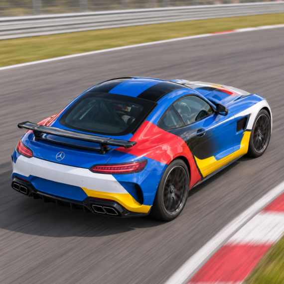Заезд на спорткаре Mercedes AMG GTS на гоночном треке