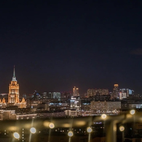 Ночной вид на Москву с освещёнными зданиями и яркими огнями на фоне темного неба. Фото 11
