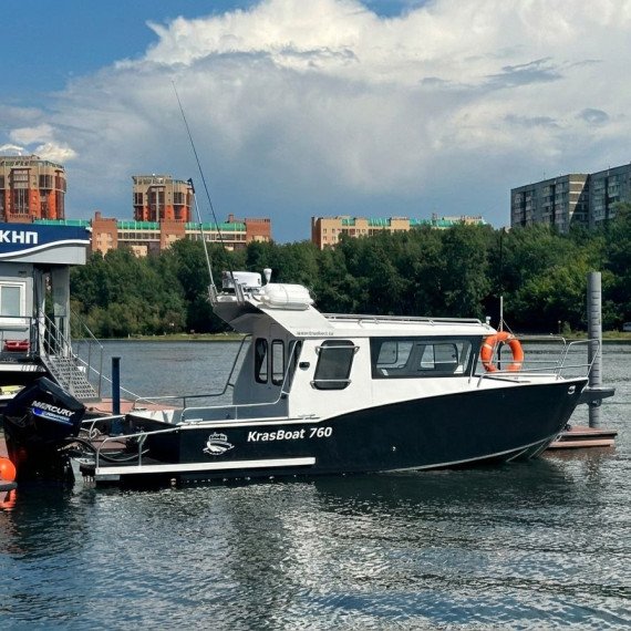 Корабль KrasBoat 760 пришвартован у берега реки в городе