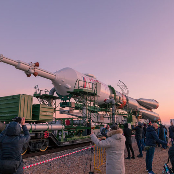 Космический ракетный старт на площадке космодрома при заходе солнца в России. Фото 32