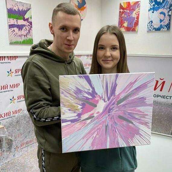 Молодая пара показывает картину, созданную на мастер-классе по живописи в Ярославле. Фото 7