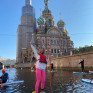 Девушки на сапах наслаждаются весенним днем на озере в городе, солнечное ясное утро - превью 1