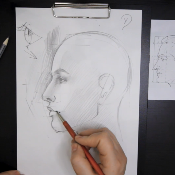 Маяк на берегу в бурное море под вечерним небом. Главное фото