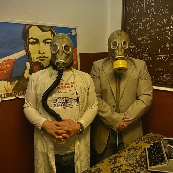 Два человека в газовых масках позируют в классной комнате школы в России, обсуждая прошлое и будущее науки. Фото 8