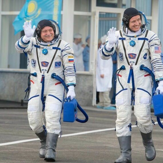 Космонавты приветствуют зрителей перед стартом ракеты с космодрома Баikonur в Казахстане. Фото 56