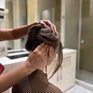 Расслабляющий массаж головы и волос для женщин в спа-салоне в уютной атмосфере - превью 1