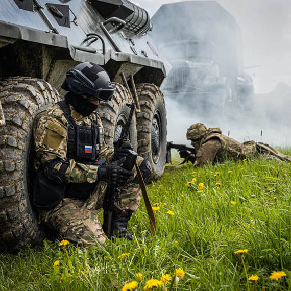 Военные действия на фоне бронетехники, солдаты укрываются в grass в условиях боевой обстановки. Фото 21