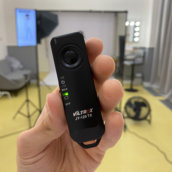 Пульт управления Viltrox JY-120 TX в студии с оборудованием для видеосъемки. Фото 11