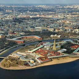 Экскурсия на вертолете над центром Петербурга, Петергофом и Кронштадтом