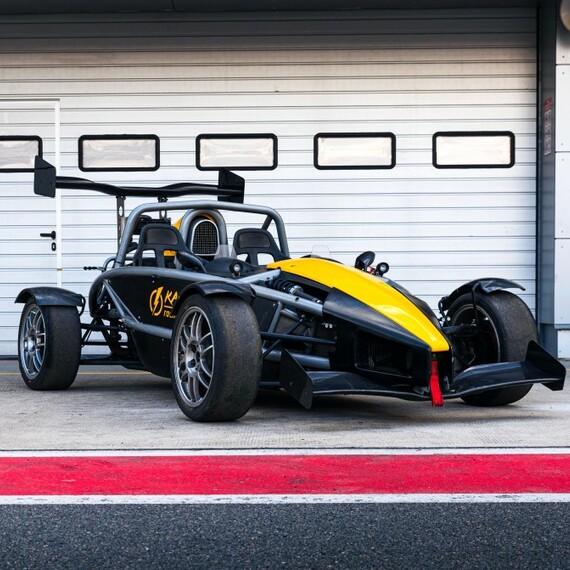 Заезд на спорткаре Ariel Atom на гоночном треке