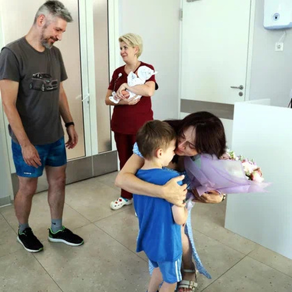 Семейная встреча в больнице, радость и счастье, маленький мальчик обнимает маму после долгого разлуки. Фото 11