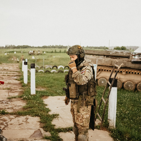 Военные на учениях в поле, мужчина в камуфляже и солдат в бронежилете, рассказывают о стратегии и подготовке. Фото 41