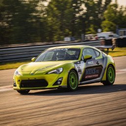 Заезд за рулем спорткара по гоночной трассе