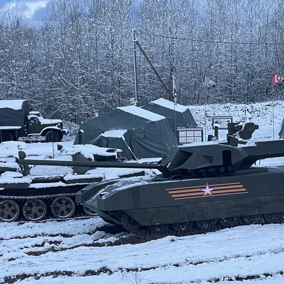 Учебные учения военной техники в заснеженном лесу. Фото 8